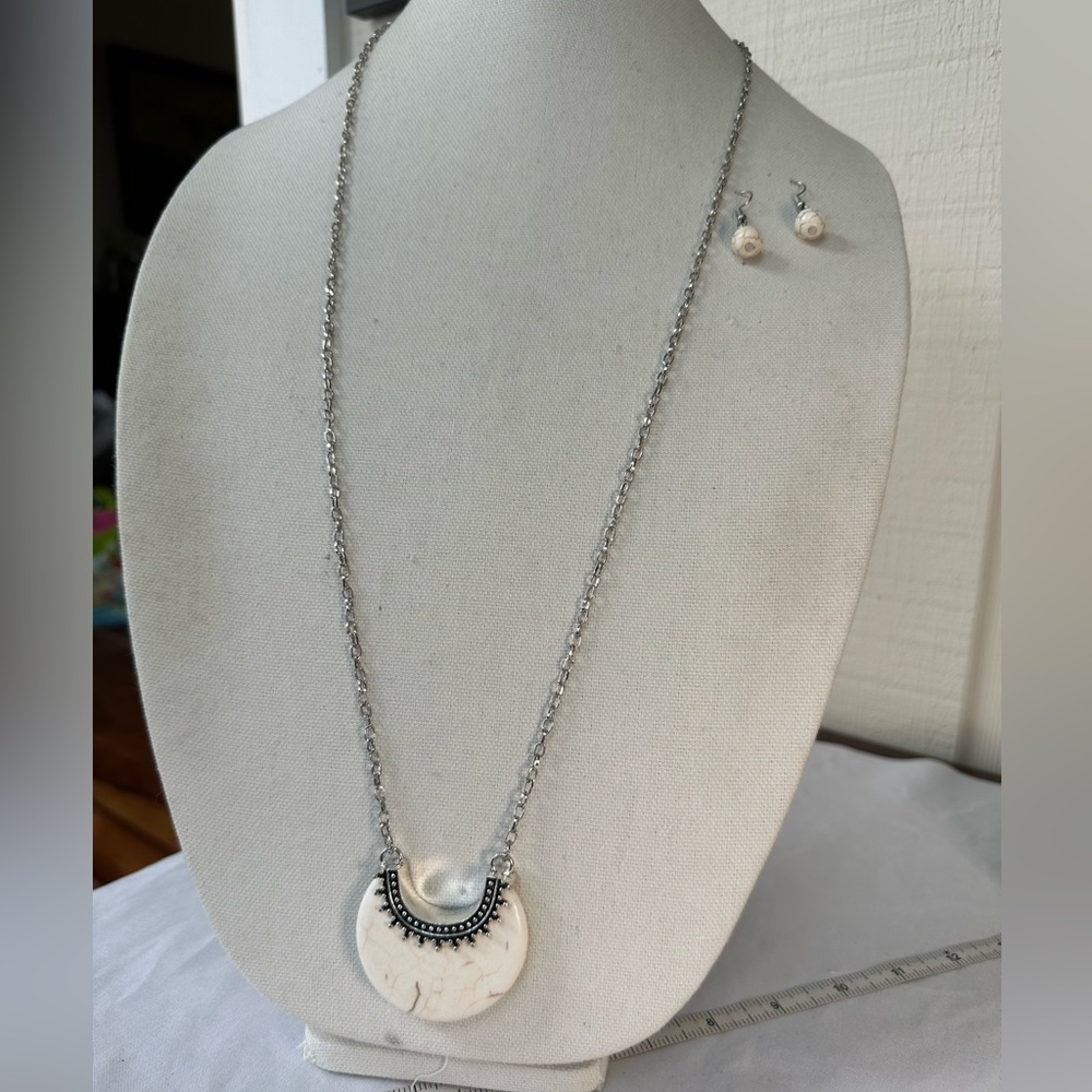 Long silvertone marble vibe necklace and earrings set